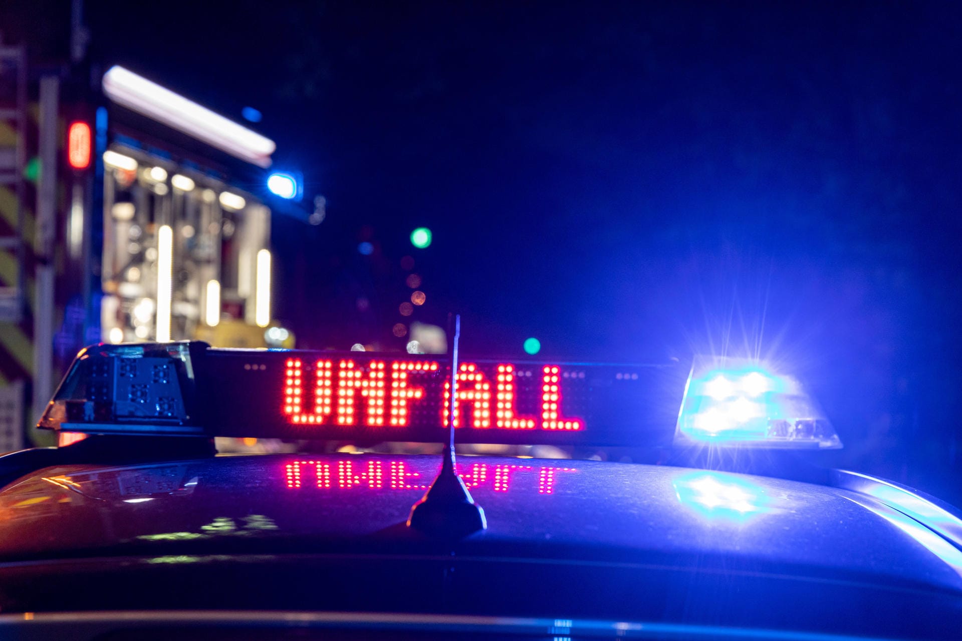 Ein Blaulicht mit der Aufschrift "Unfall" (Symbolbild). In Wiesbaden verfolgte die Polizei einen Jugendlichen, der durch die Stadt raste.