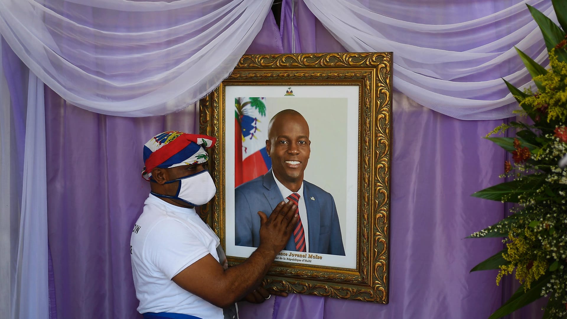 Eine Frau steht an einem Portrait des ermordeten haitianischen Präsidenten Jovenel Moïse (Archivbild). Es scheint schwierig, einen Richter für den Mordfall zu finden. Eine Frau steht an einem Portrait des ermordeten haitianischen Präsidenten Jovenel Moïse (Archivbild). Es scheint schwierig, einen Richter für den Mordfall zu finden.