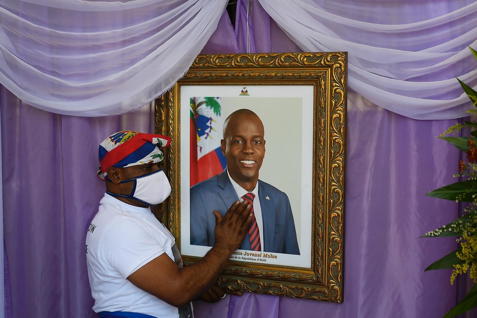 Eine Frau steht an einem Portrait des ermordeten haitianischen Präsidenten Jovenel Moïse (Archivbild). Es scheint schwierig, einen Richter für den Mordfall zu finden.