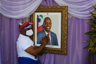 Eine Frau steht an einem Portrait des ermordeten haitianischen Präsidenten Jovenel Moïse (Archivbild). Es scheint schwierig, einen Richter für den Mordfall zu finden.