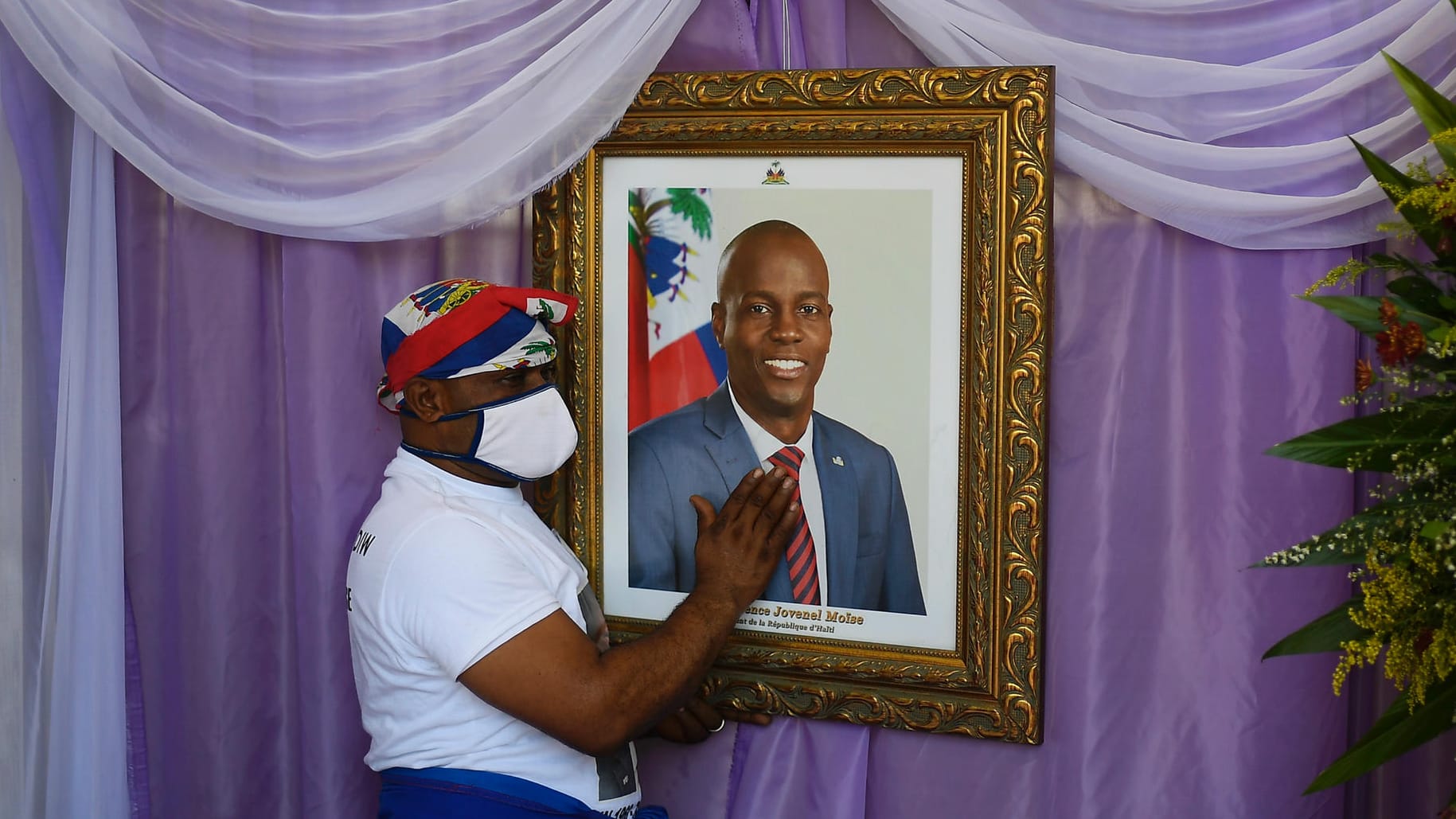 Eine Frau steht an einem Portrait des ermordeten haitianischen Präsidenten Jovenel Moïse (Archivbild). Es scheint schwierig, einen Richter für den Mordfall zu finden.