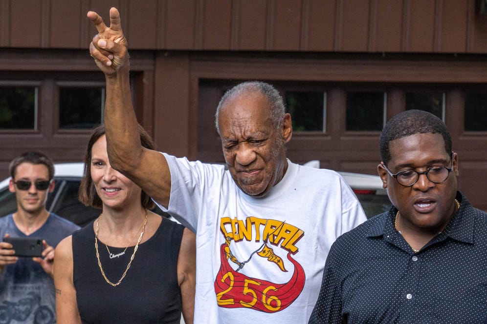 Der US-Komödiant Bill Cosby reckt nach seinem Freispruch den Arm in die Höhe (Archivbild). Er kann aber bald erneut vor Gericht stehen.