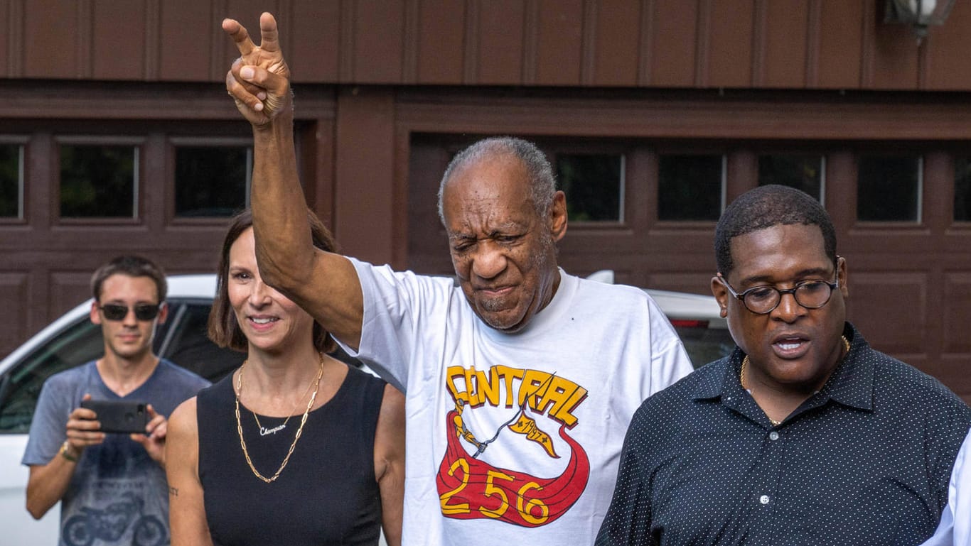 Der US-Komödiant Bill Cosby reckt nach seinem Freispruch den Arm in die Höhe (Archivbild). Er kann aber bald erneut vor Gericht stehen.