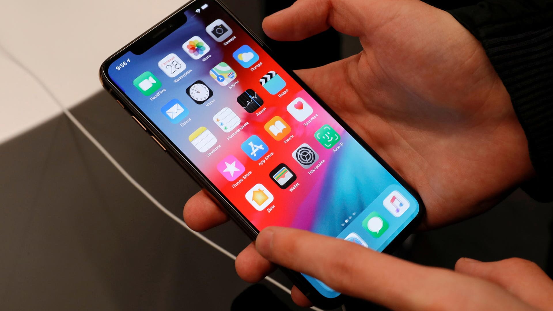 Ein Kunde hält ein iPhone in der Hand (Symbolbild). Apple hat angekündigt, seine Bildanalyse bei Kinderpornografie zu verfeinern. Ein Kunde hält ein iPhone in der Hand (Symbolbild). Apple hat angekündigt, seine Bildanalyse bei Kinderpornografie zu verfeinern.