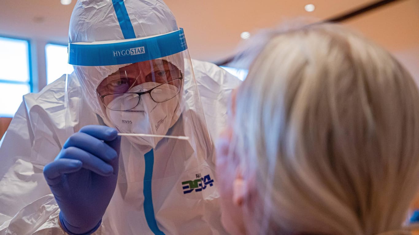 Ein Arzt testet eine Frau auf das Coronavirus (Symbolbild): Zwei Drittel der Deutschen begrüßen das Ende der kostenlosen Corona-Tests.