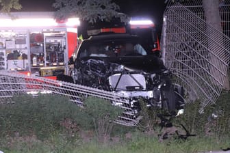 Totalschaden am BMW: Am Morgen sorgte die rasante SUV-Fahrt einer Frau für einen größeren Stromausfall rund um das Messegelände am ICC Berlin.