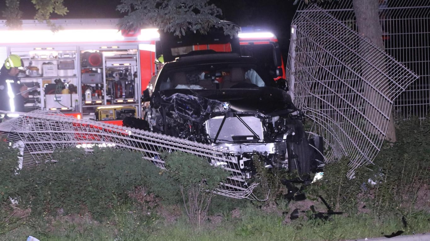 Totalschaden am BMW: Am Morgen sorgte die rasante SUV-Fahrt einer Frau für einen größeren Stromausfall rund um das Messegelände am ICC Berlin.