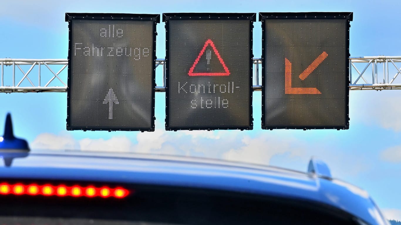 Eine Kontrollstelle an der deutsch-österreichischen Grenze: Die Bundespolizei hat seit Januar mehr als 150.000 Verstöße gegen die Meldepflicht bei Einreisen aus Risikogebieten registriert.