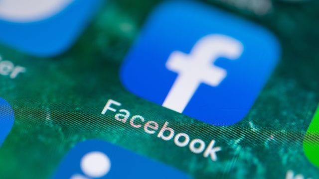 Auf dem Bildschirm eines iPhones wird die App von Facebook angezeigt. Auf dem Bildschirm eines iPhones wird die App von Facebook angezeigt.