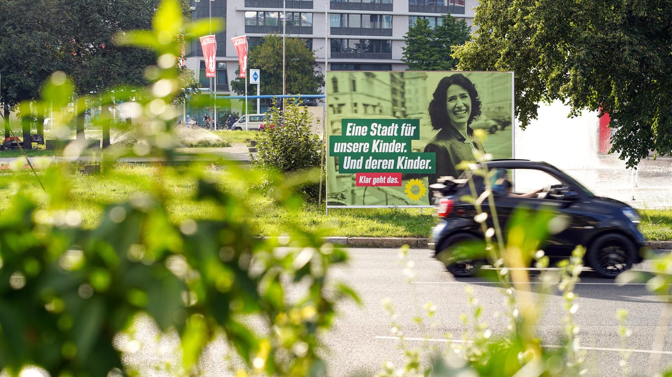 Ein Plakat der Berliner Grünen (Symbolbild): Sie beklagen Vandalismus an ihrer Wahlwerbung im öffentlichen Raum.