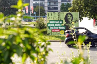 Ein Plakat der Berliner Grünen (Symbolbild): Sie beklagen Vandalismus an ihrer Wahlwerbung im öffentlichen Raum.