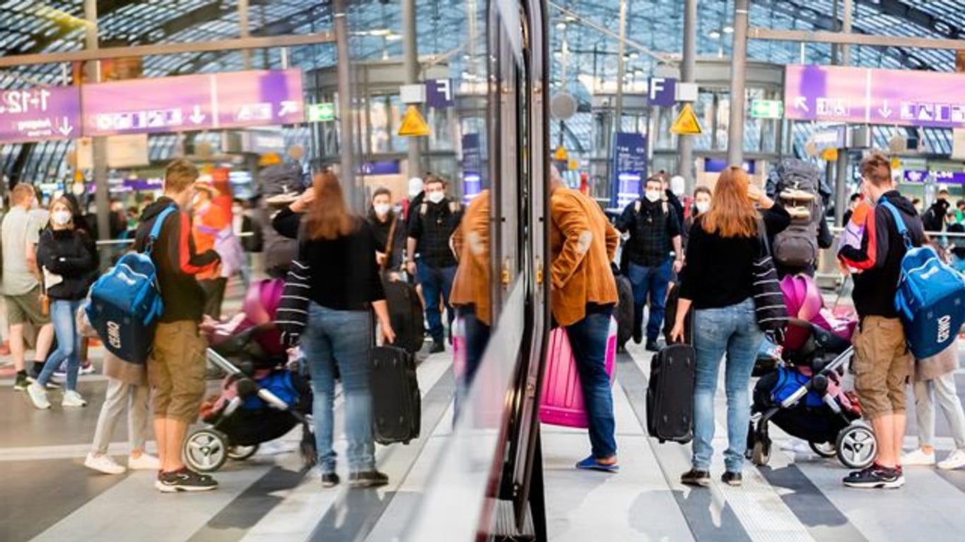 Fahrgäste steigen am Berliner Hauptbahnhof in einen ICE ein