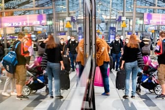 Fahrgäste steigen am Berliner Hauptbahnhof in einen ICE ein