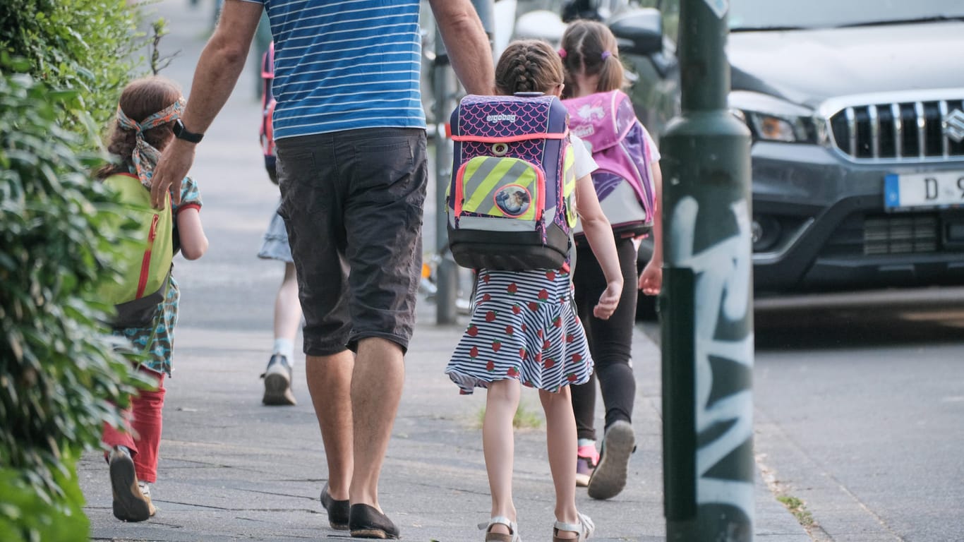 Vater bringt Kinder zur Schule: Die Maskenpflicht soll vor vierte Welle schützen (Symbolbild).