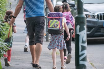 Vater bringt Kinder zur Schule: Die Maskenpflicht soll vor vierte Welle schützen (Symbolbild).