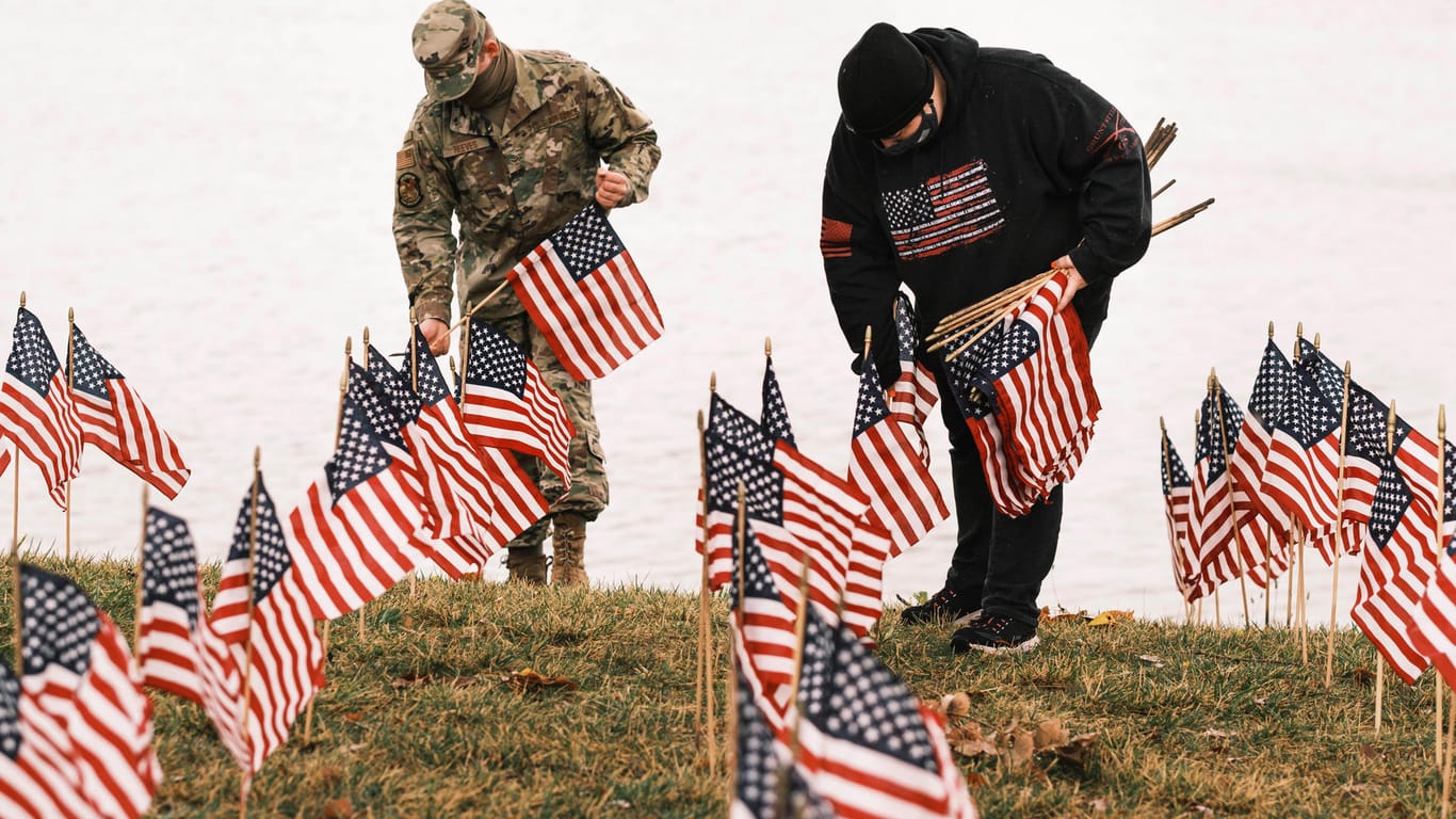 Zum Jahrestag der 9/11-Anschläge steckten Freiwillige in Iowa im Jahr 2020 3.000 amerikanische Flaggen in den Boden: Mit Blick auf den diesjährigen Jahrestag warnt das US-Heimatschutzministerium vor einer erhöhten Anschlagsgefahr.