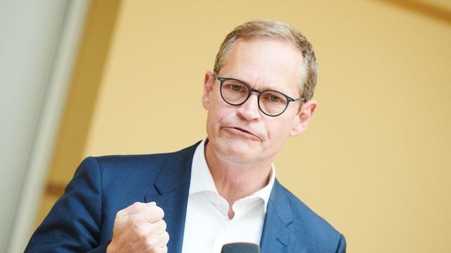 Michael Müller (SPD) spricht während einer Pressekonferenz Michael Müller (SPD) spricht während einer Pressekonferenz