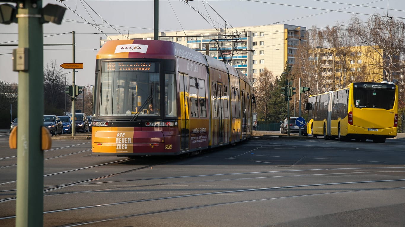 Eine Straßenbahn an der Kreuzung Landsberger Allee/Ecke Blumberger Damm (Symbolbild): Der Unfall ereignete sich an der Station Landsberger Allee.