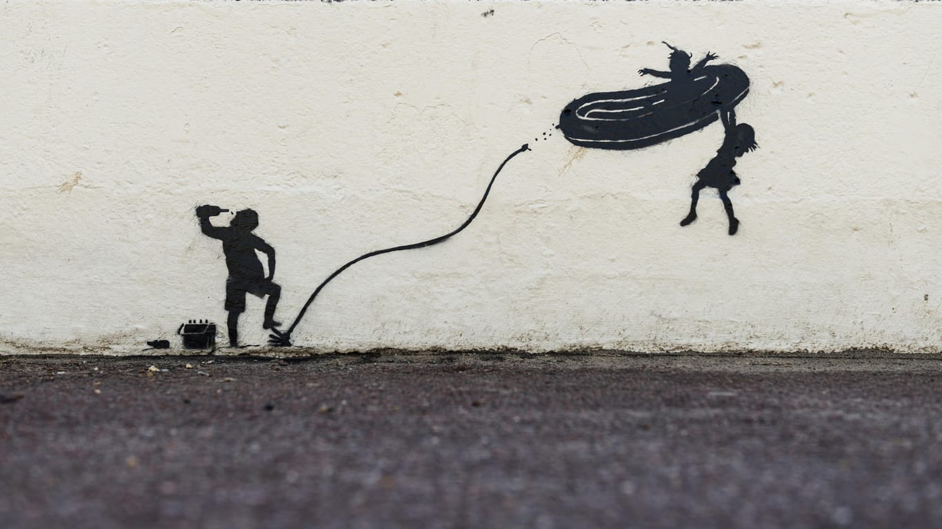 Eines der neuen Werke von Banksy an einer Promenadenmauer in Gorleston.