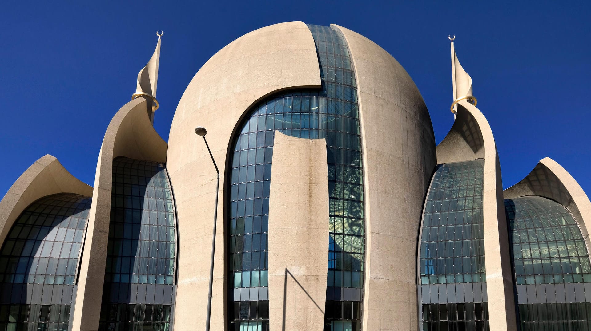 Die Ditib-Zentralmoschee in Köln (Archivbild): Die Polizei hat eine Demo vor dem Gebäude aus Sicherheitsgründen verboten.