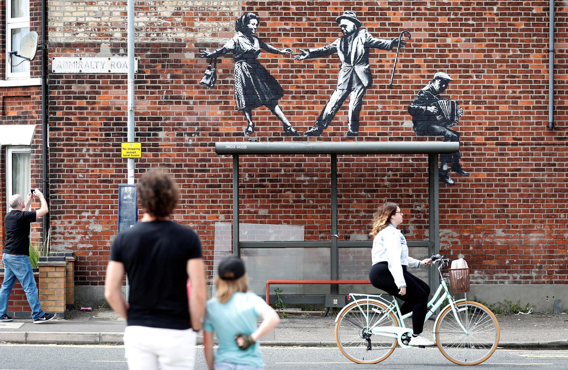 Auch dieses tanzende Paar auf einer Bushaltestelle in Great Yarmouth stammt von Banksy.