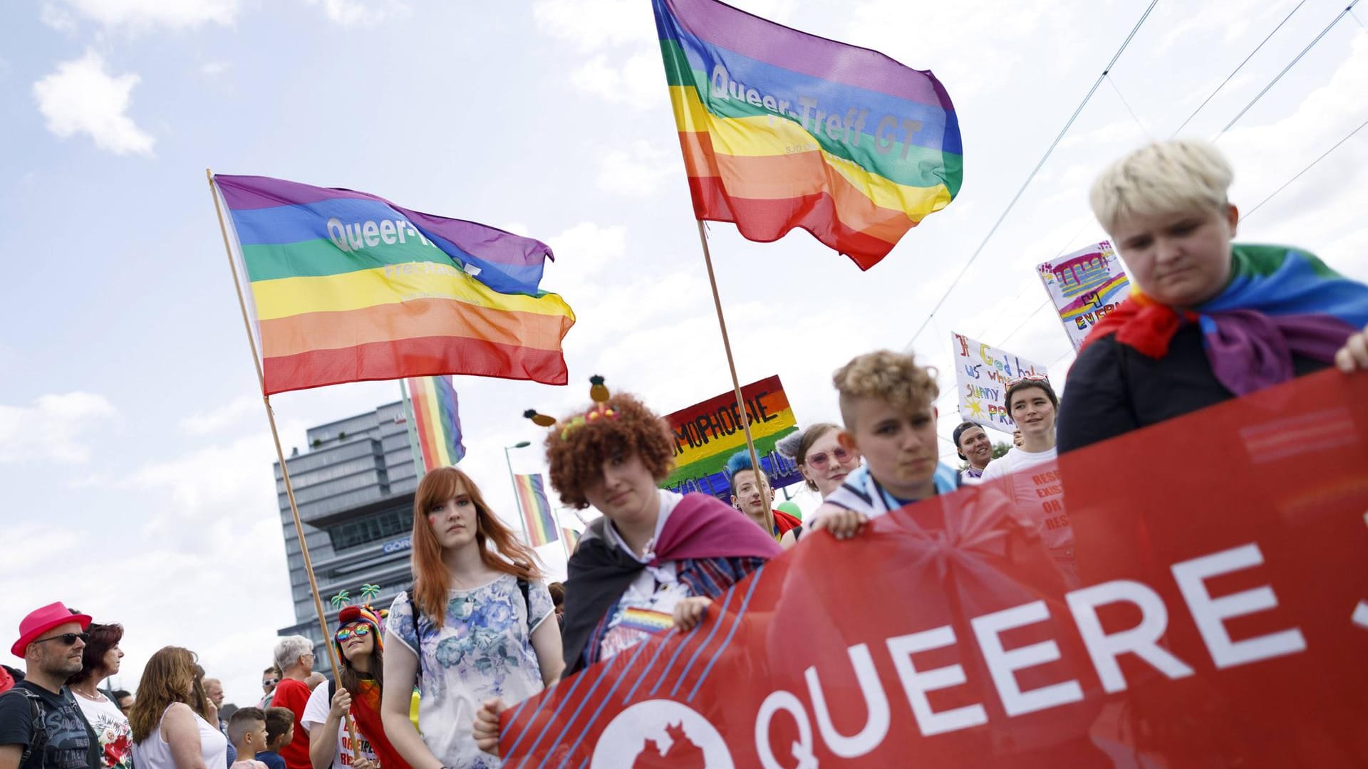 Teilnehmende am Christopher Street Day auf der Deutzer Brücke in Köln (Archivbild): Die Angriffe auf queere Menschen häufen sich.