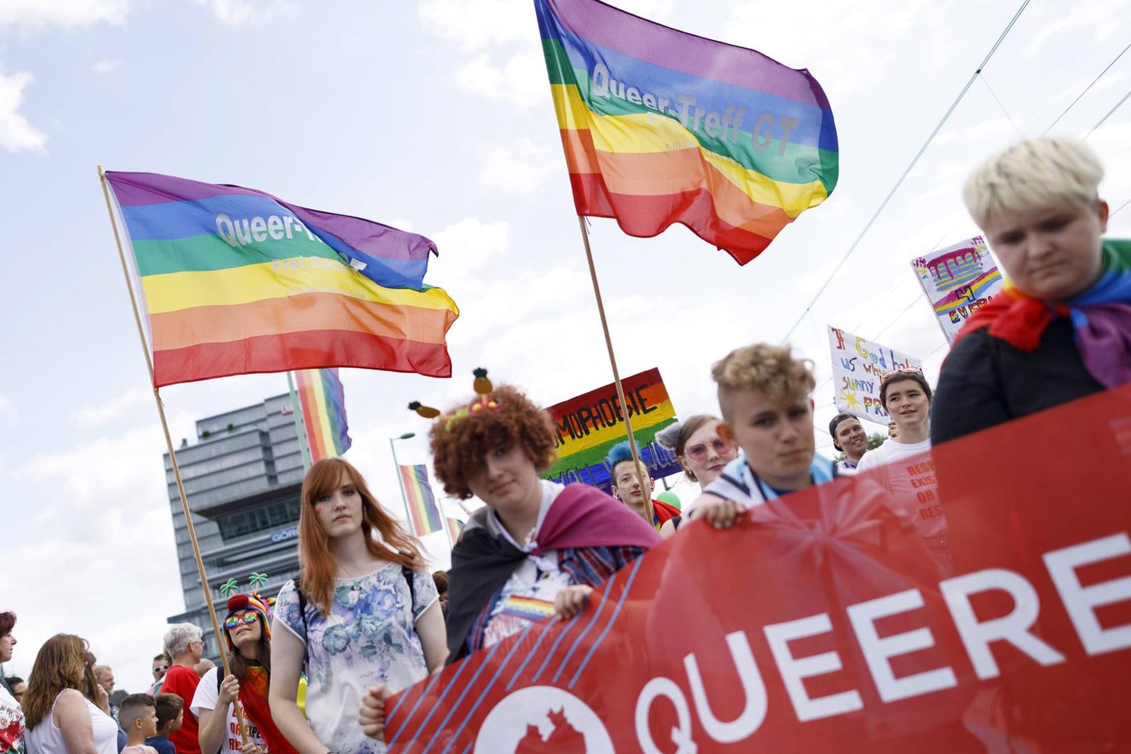 Teilnehmende am Christopher Street Day auf der Deutzer Brücke in Köln (Archivbild): Die Angriffe auf queere Menschen häufen sich.