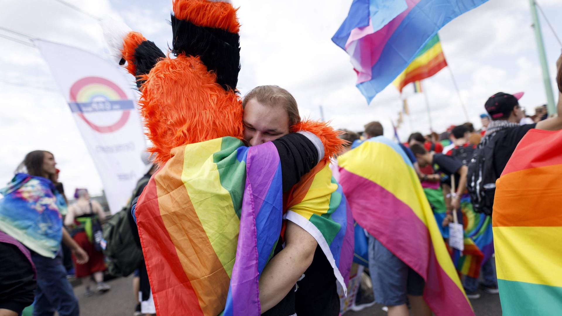 Menschen umarmen sich beim CSD in Köln (Archivbild): Veranstaltungen wie der CSD und andere Demos sollen für mehr Aufmerksamkeit der queeren Szene sorgen und so auch Gewalt entgegenwirken.