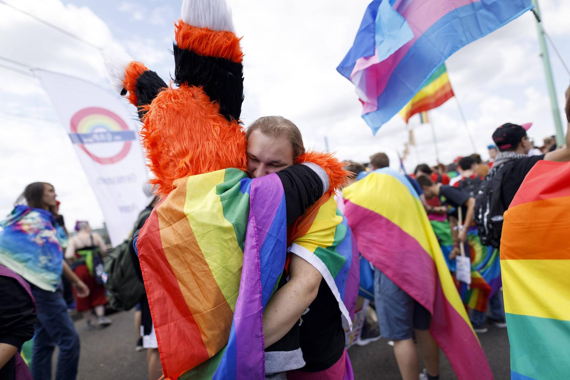 Menschen umarmen sich beim CSD in Köln (Archivbild): Veranstaltungen wie der CSD und andere Demos sollen für mehr Aufmerksamkeit der queeren Szene sorgen und so auch Gewalt entgegenwirken.