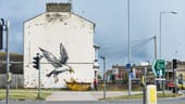 Eine Möwe vom Künstler Banksy an einer Hauswand im englischen Ort Lowestoft.