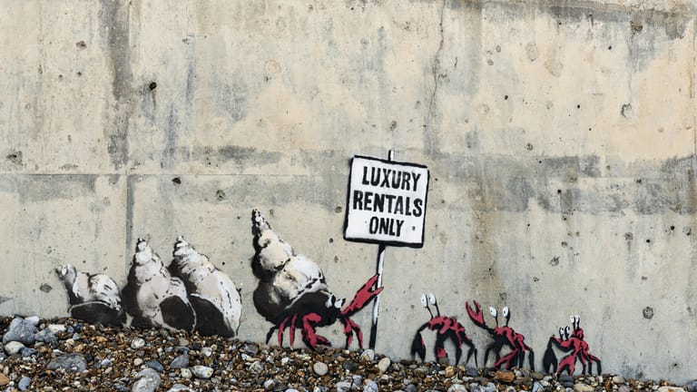 Eines der neuen Werke von Banksy an einer Strandmauer in Cromer.