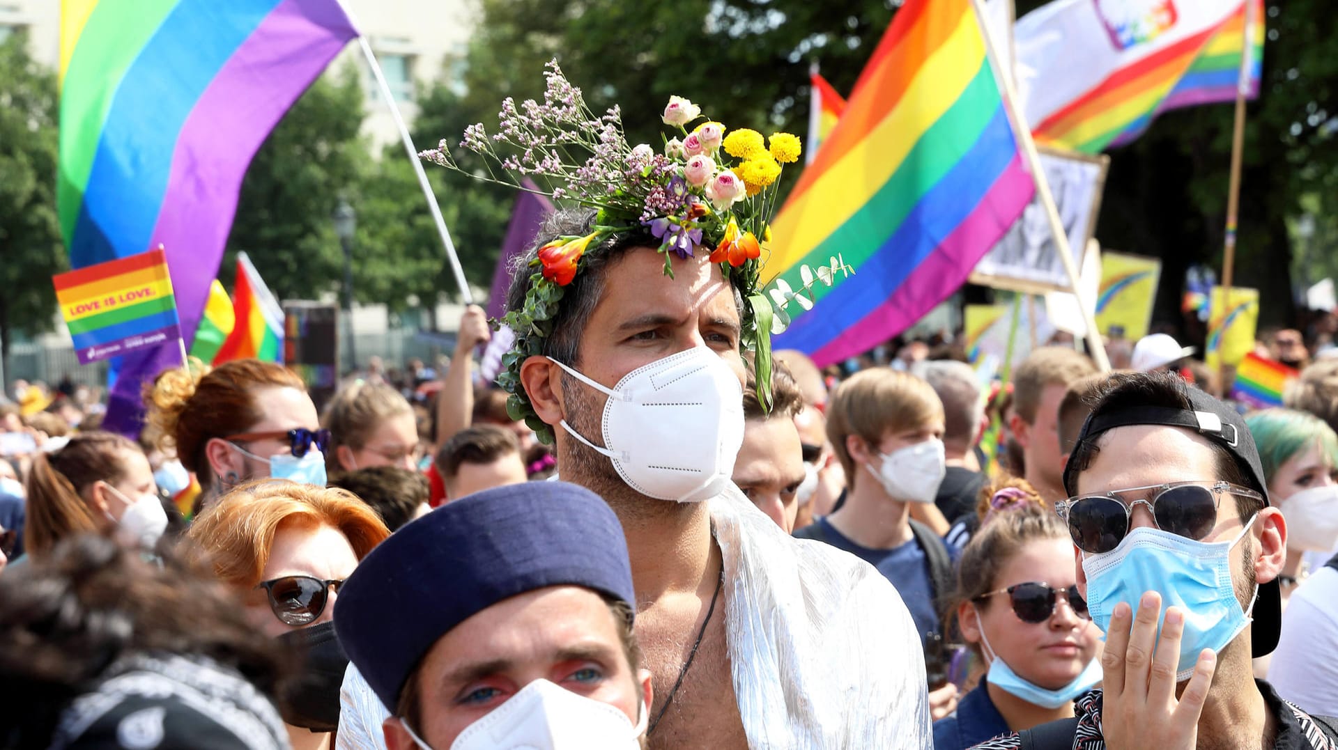 Menschen beim Christopher Street Day 2021 in Berlin (Archivbild): In diesem Jahr stand die Parade unter dem Motto "Save our Community, save your Pride".