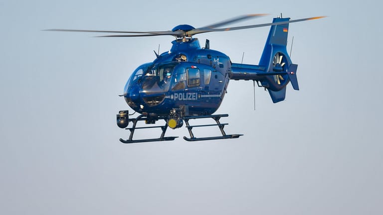 Ein Hubschrauber der Polizei Berlin (Archivbild): Die Einsatzkräfte wurden von Diensthunden und einem Hubschrauber unterstützt.