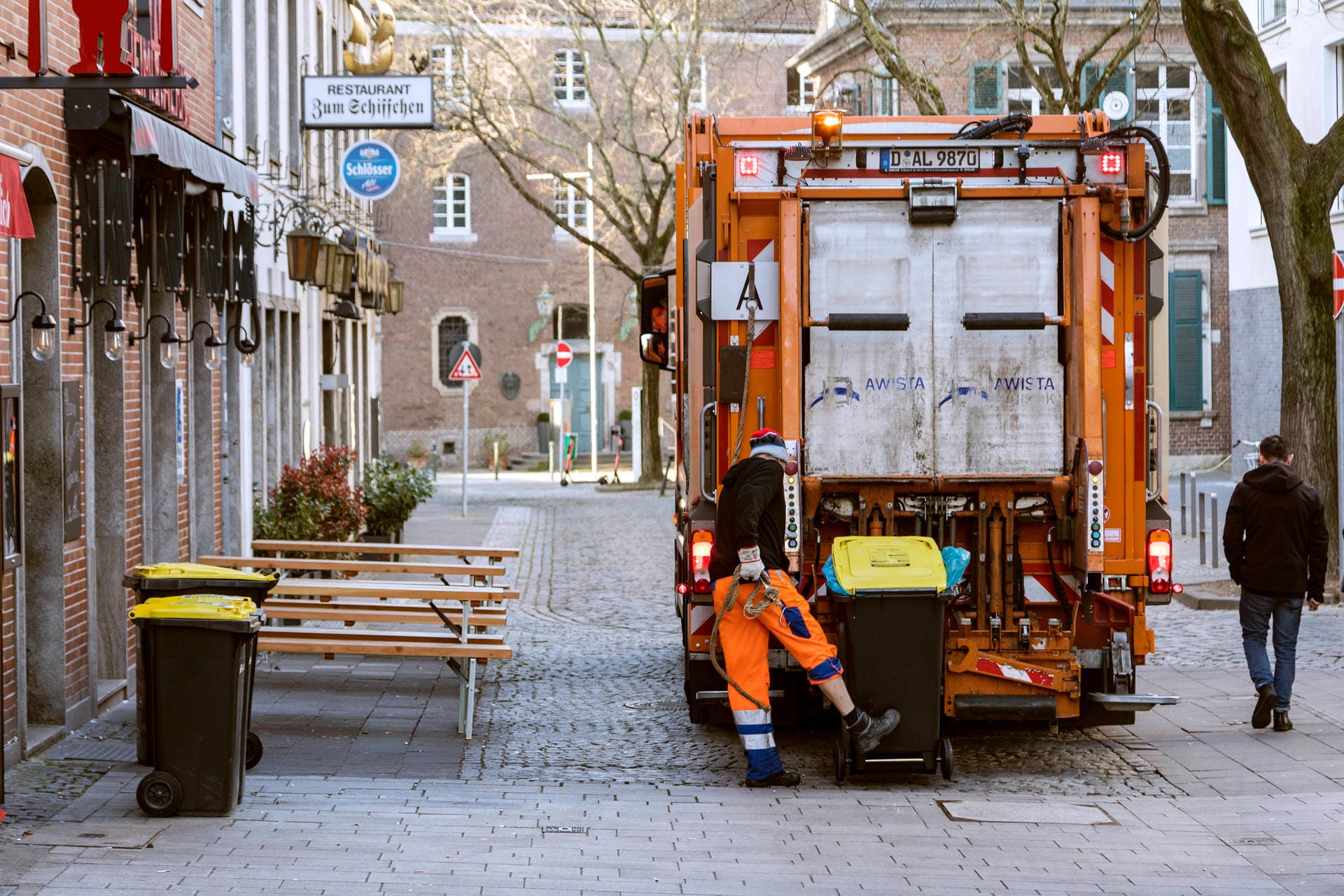 Die Müllabfuhr unterwegs in Düsseldorf (Symbolbild): Ein Arbeiter, der auf dem Trittbrett des Müllwagens unterwegs war, ist schwer verletzt worden.