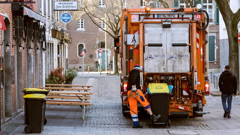 Die Müllabfuhr unterwegs in Düsseldorf (Symbolbild): Ein Arbeiter, der auf dem Trittbrett des Müllwagens unterwegs war, ist schwer verletzt worden.