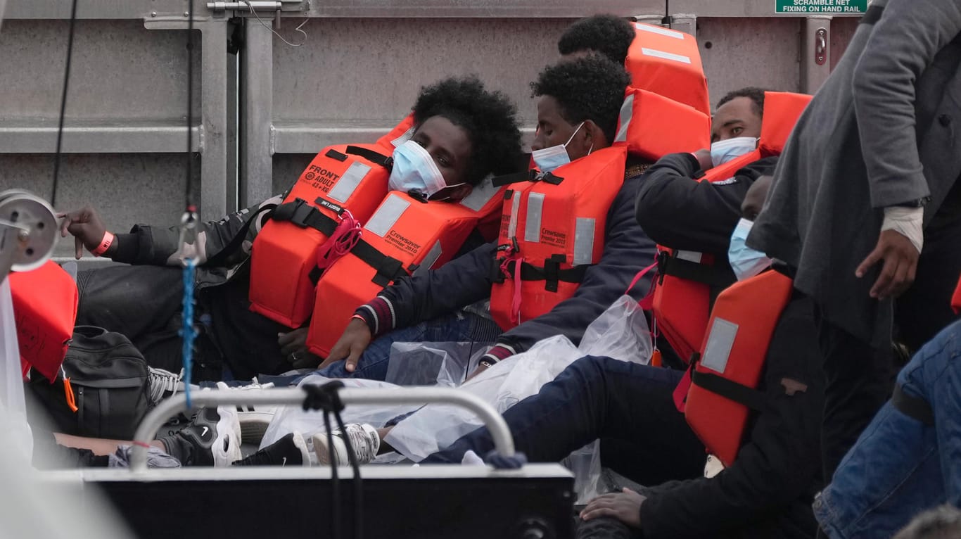 Migranten mit Rettungswesten: Der britischen Regierung sind die illegal ankommenden Migranten ein Dorn im Auge.