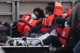 Migranten mit Rettungswesten: Der britischen Regierung sind die illegal ankommenden Migranten ein Dorn im Auge.