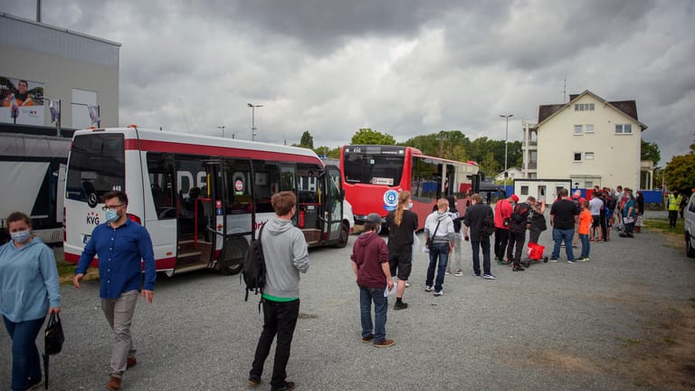 Kieler Bürger stehen neben dem Stadion des Fußball-Zweitligisten KSV Holstein (Foto): Vor Beginn des Fußballspieles warten Bürger an einer mobilen Impfstation.