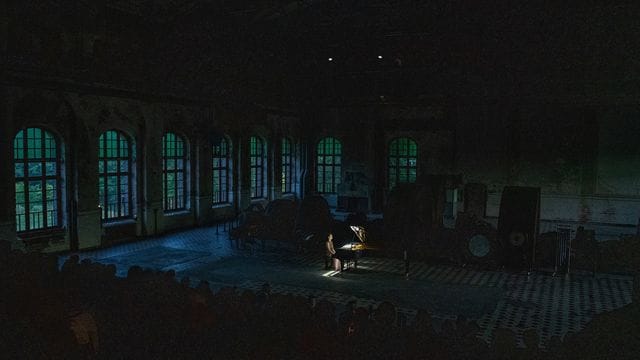 Mit einem "Konzert im Morgengrauen" gespielt von Virginie Déjos in der riesigen Maschinenhalle Zweckel in Gladbeck hat die neue Ruhrtriennale begonnen. Mit einem "Konzert im Morgengrauen" gespielt von Virginie Déjos in der riesigen Maschinenhalle Zweckel in Gladbeck hat die neue Ruhrtriennale begonnen.