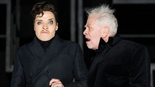 Kathrin Wehlisch und Tilo Nest spielen in einer Probe der "Dreigroschenoper" im Berliner Ensemble. Kathrin Wehlisch und Tilo Nest spielen in einer Probe der "Dreigroschenoper" im Berliner Ensemble.