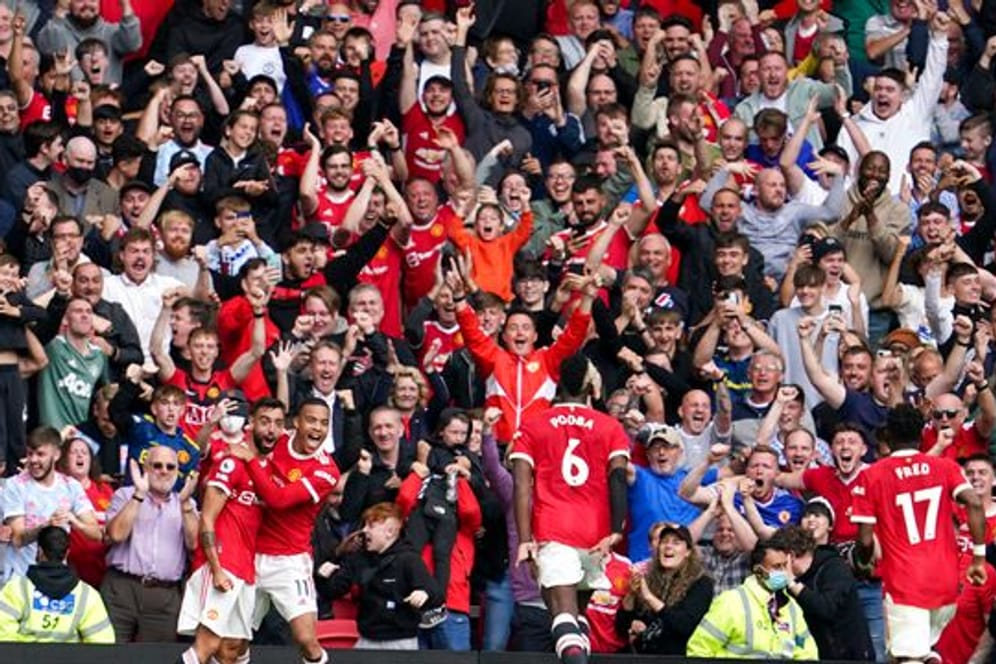 Bruno Fernandes (l) feiert mit seinen Teamkollegen von Manchester United seinen Treffer zum 1:0.