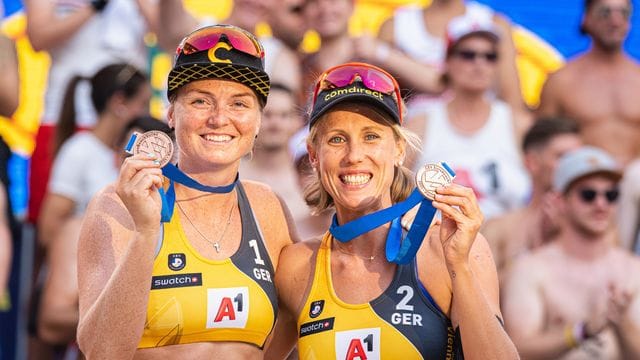 Karla Borger (r) und Julia Sude gewannen die Bronzemedaille.