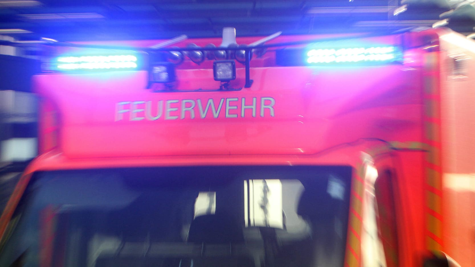 Rettungswagen der Feuerwehr während eines Einsatzes mit Blaulicht (Symbolbild): Die Einsatzkräfte mussten vorsichtig Druckgasflaschen entfernen. Rettungswagen der Feuerwehr während eines Einsatzes mit Blaulicht (Symbolbild): Die Einsatzkräfte mussten vorsichtig Druckgasflaschen entfernen.