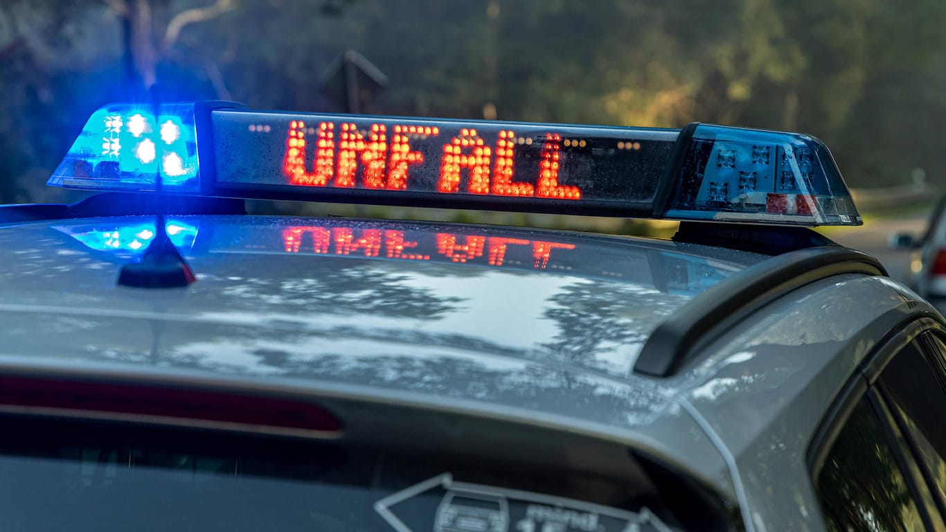 Einsatzfahrzeug der Polizei mit dem Schriftzug "Unfall": Der Fahrer des Wagens hatte sich in widersprüchliche Aussagen verstrickt (Symbolbild).
