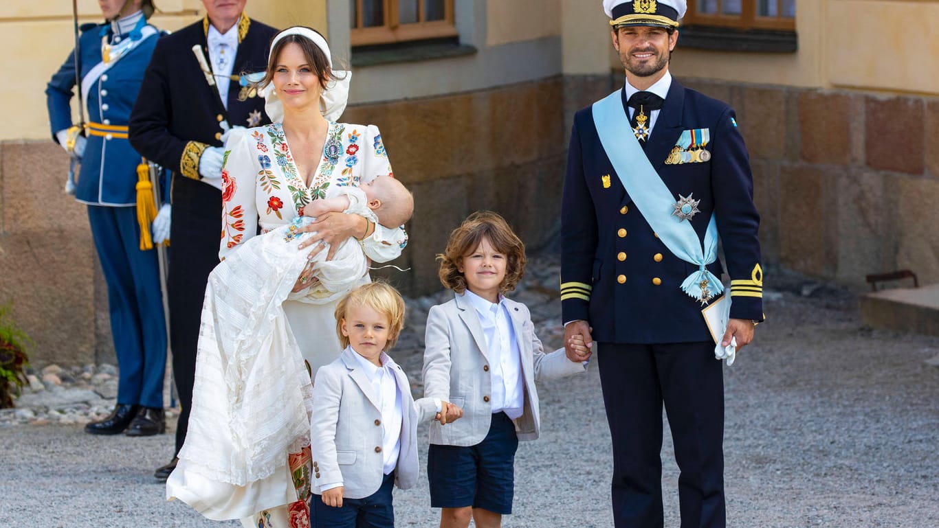 Prinzessin Sofia und Prinz Carl Philip: Nach der Taufe ihres Jüngsten posieren sie mit den drei Söhnen Julian, Gabriel und Alexander.