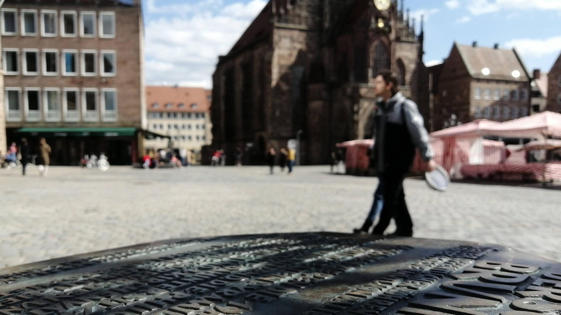 Innenstadt Nürnberg (Archivbild): In Nürnberg können sich Privatpersonen Gelder von der Stadt holen, wenn sie ihren Hof, ihr Dach oder die Fassaden bepflanzen und begrünen wollen. Innenstadt Nürnberg (Archivbild): In Nürnberg können sich Privatpersonen Gelder von der Stadt holen, wenn sie ihren Hof, ihr Dach oder die Fassaden bepflanzen und begrünen wollen.