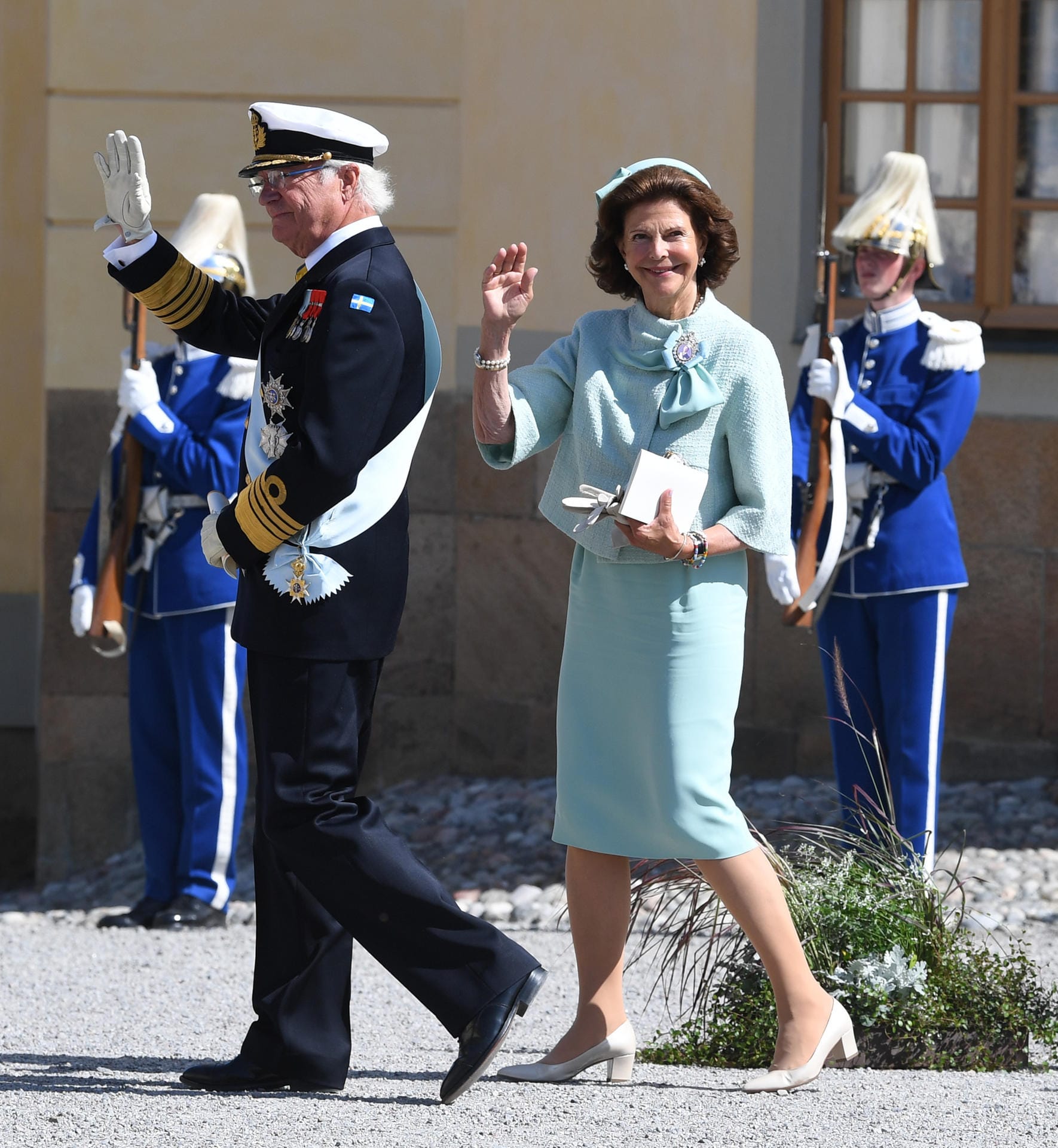 König Carl Gustaf und Königin Silvia: Die beiden winken stolz und glücklich strahlend.