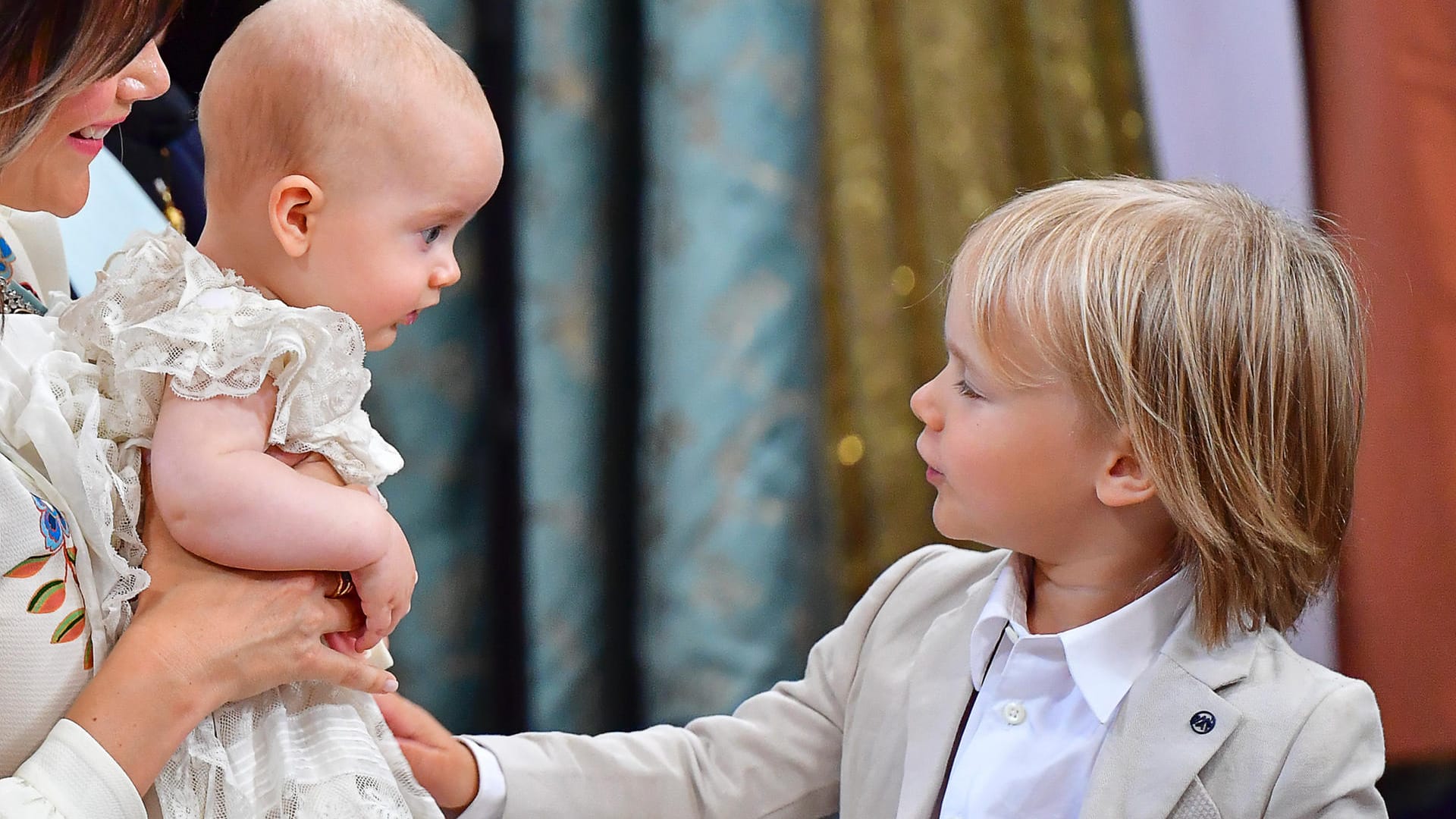 Prinz Julian und sein großer Bruder Gabriel beim Taufgottesdienst