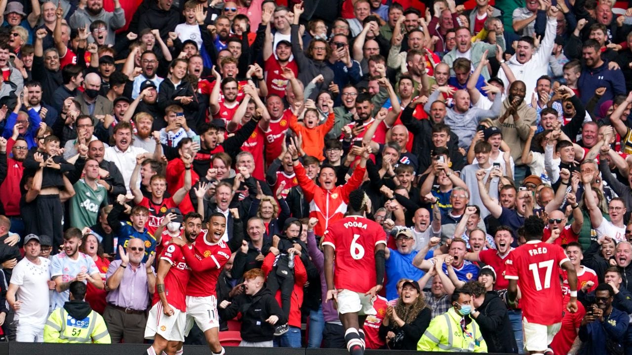 Bruno Fernandes (l) feiert mit seinen Teamkollegen von Manchester United seinen Treffer zum 1:0.