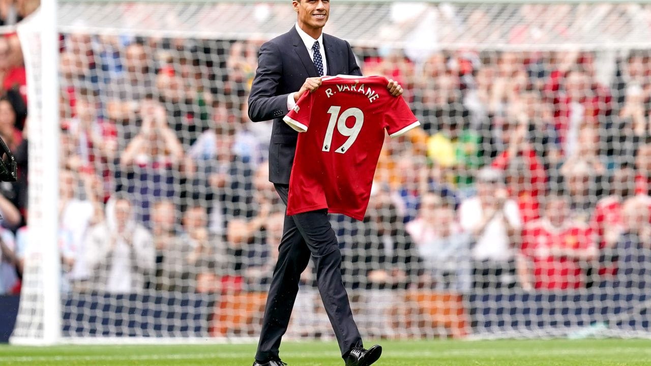 Der Wechsel von Abwehrspieler Raphael Varane von Real Madrid zu Manchester United ist jetzt offiziell.